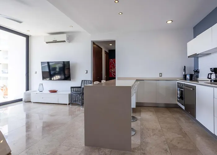 Beautiful 2bd 2bth, Ocean Views Apartment