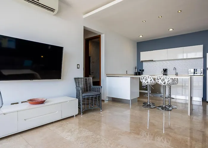 Beautiful 2bd 2bth, Ocean Views Apartment